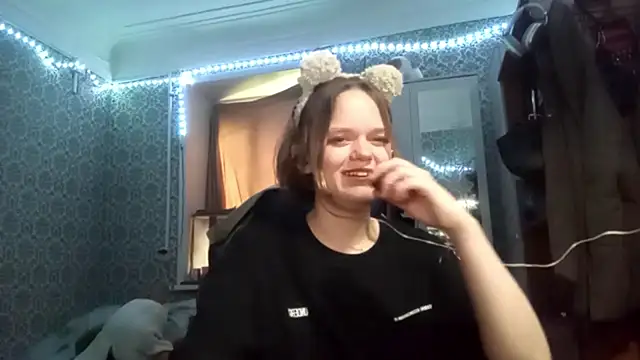 Snapshot of FlirtingAdele_1 chatting on 18, 6, 2026 FlirtingAdele 1 online show from 18, 6, 2026