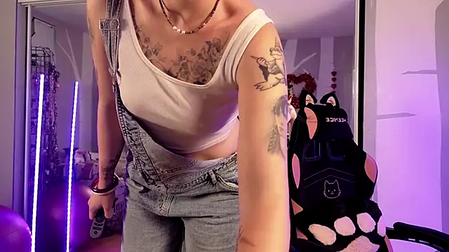 Snapshot of youngmilfBlossom chatting on 1, 8, 2026 youngmilfBlossom online show from 1, 8, 2026