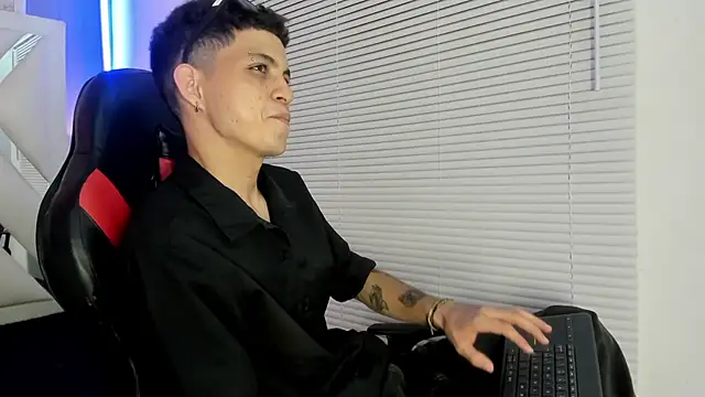 Snapshot of cameron_lux77 chatting on 26, 6, 2026 cameron lux77 online show from 26, 6, 2026