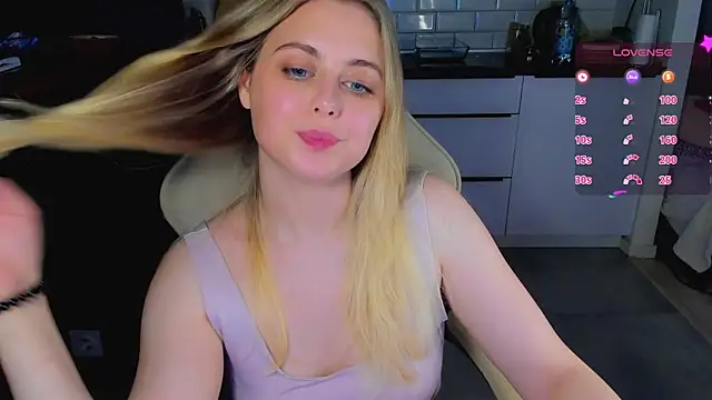 Snapshot of blonde_kellyy chatting on 21, 6, 2026 blonde kellyy online show from 21, 6, 2026