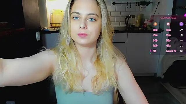 Snapshot of blonde_kellyy chatting on 22, 7, 2026 blonde kellyy online show from 22, 7, 2026
