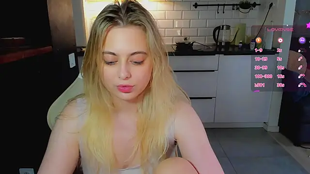 Snapshot of blonde_kellyy chatting on 27, 7, 2026 blonde kellyy online show from 27, 7, 2026