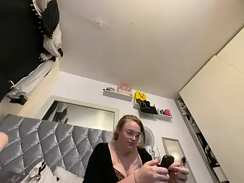 Snapshot of Violetsinxx chatting on 25, 6, 2026 Violetsinxx online show from 25, 6, 2026