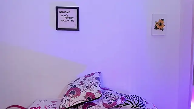 Snapshot of LauraToro_ chatting on 17, 7, 2026 LauraToro online show from 17, 7, 2026