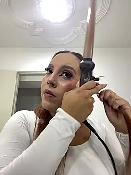 Snapshot of Victoria-Luxx chatting on 2, 7, 2026 Victoria-Luxx online show from 2, 7, 2026