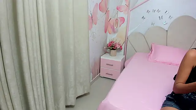 Snapshot of Millieskinny18 chatting on 18, 6, 2026 Millieskinny18 online show from 18, 6, 2026