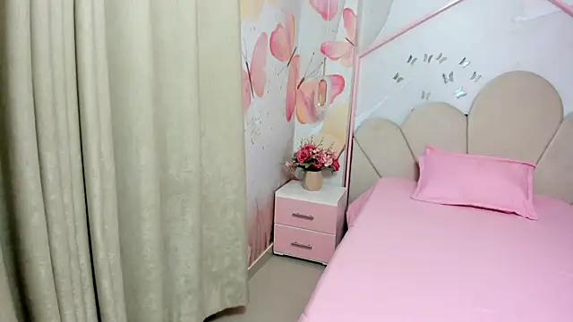 Snapshot of Millieskinny18 chatting on 19, 6, 2026 Millieskinny18 online show from 19, 6, 2026