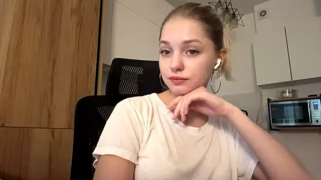 Snapshot of EveryoneEve chatting on 22, 7, 2026 EveryoneEve online show from 22, 7, 2026