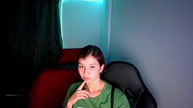Snapshot of Skinny_queen_20 chatting on 19, 6, 2026 Skinny queen 20 online show from 19, 6, 2026