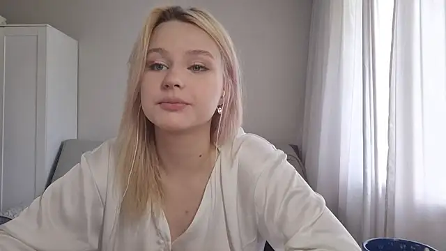 Snapshot of BloomMoon chatting on 3, 7, 2026 BloomMoon online show from 3, 7, 2026