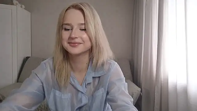 Snapshot of BloomMoon chatting on 9, 7, 2026 BloomMoon online show from 9, 7, 2026