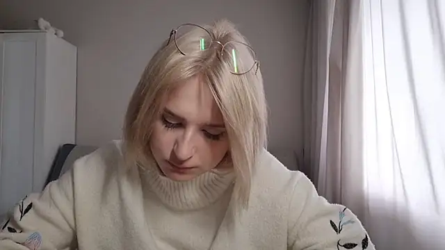 Snapshot of BloomMoon chatting on 10, 7, 2026 BloomMoon online show from 10, 7, 2026