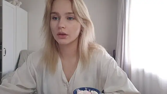 Snapshot of BloomMoon chatting on 11, 7, 2026 BloomMoon online show from 11, 7, 2026
