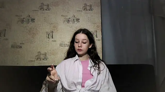 Snapshot of ElinoreHuxman chatting on 4, 7, 2026 ElinoreHuxman online show from 4, 7, 2026