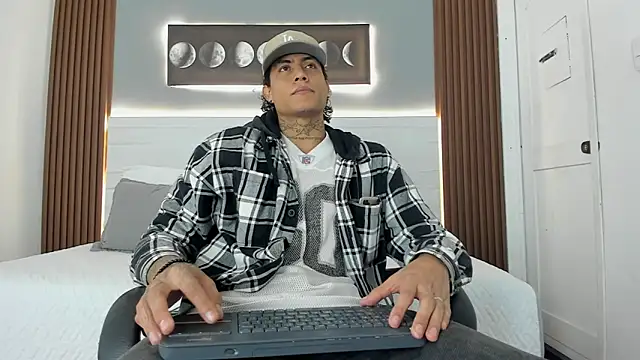 Snapshot of Damian_romanoff_ chatting on 7, 7, 2026 Damian romanoff online show from 7, 7, 2026