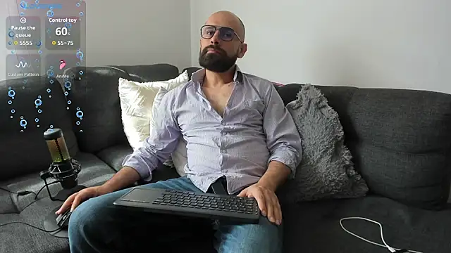 Snapshot of ezequiel_mobland chatting on 8, 7, 2026 ezequiel mobland online show from 8, 7, 2026