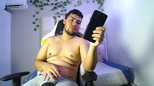 Snapshot of versace_men_ chatting on 11, 7, 2026 versace men online show from 11, 7, 2026