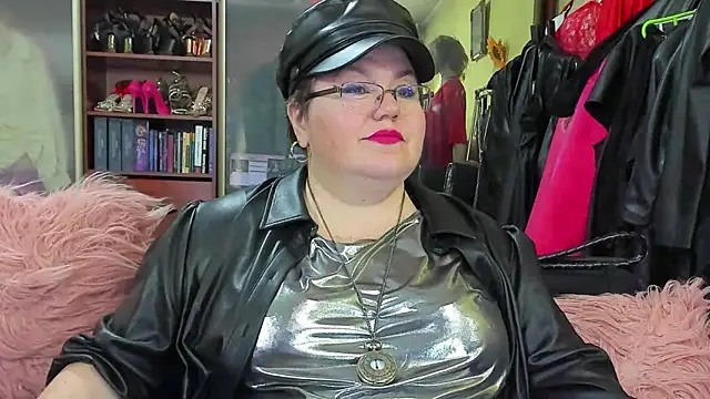 KaryQueen online show from 5, 3, 2025