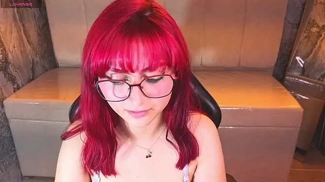 Snapshot of Queen_Red_v chatting on 17, 7, 2026 Queen Red v online show from 17, 7, 2026