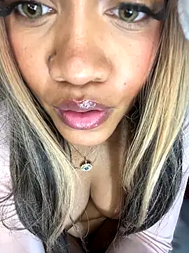 Snapshot of riri_brunnete chatting on 4, 12, 2024 riri brunnete online show from 4, 12, 2024