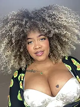 Snapshot of riri_brunnete chatting on 8, 12, 2024 riri brunnete online show from 8, 12, 2024