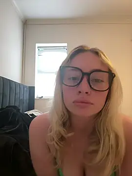 Snapshot of Larnsweet_x chatting on 4, 8, 2026 Larnsweet x online show from 4, 8, 2026