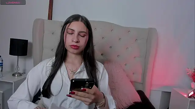 Snapshot of EmmillyQueen chatting on 7, 8, 2026 EmmillyQueen online show from 7, 8, 2026