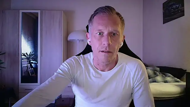 Snapshot of slaveboy2016@xh chatting on 17, 5, 2026 slaveboy2016xh online show from 17, 5, 2026