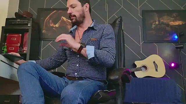 Snapshot of ChrisKox chatting on 12, 1, 2025 ChrisKox online show from 12, 1, 2025