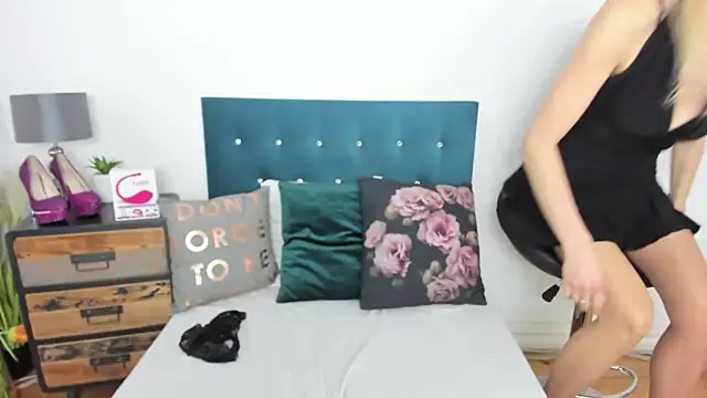 Snapshot of milfNikki chatting on 2, 3, 2025 milfNikki online show from 2, 3, 2025