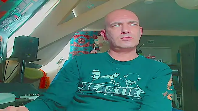 Snapshot of maxhard77 chatting on 12, 6, 2026 maxhard77 online show from 12, 6, 2026
