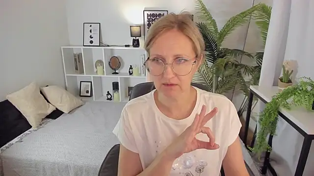 Paris Cherry online show from 28, 9, 2025