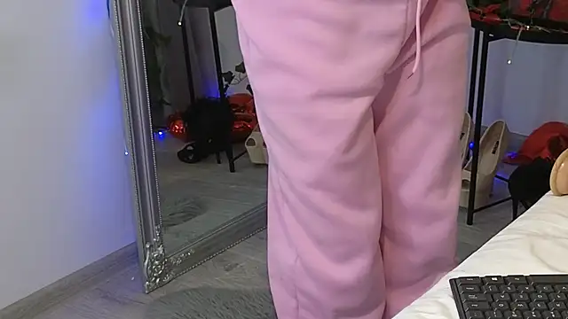 Snapshot of JuliaJuliette chatting on 7, 3, 2025 JuliaJuliette online show from 7, 3, 2025