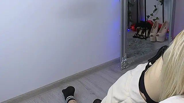 Snapshot of JuliaJuliette chatting on 10, 3, 2025 JuliaJuliette online show from 10, 3, 2025