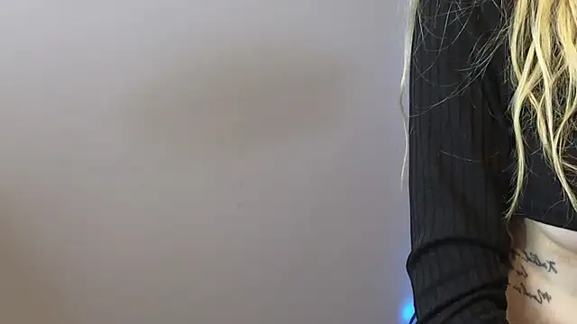 Snapshot of JuliaJuliette chatting on 22, 10, 2025 JuliaJuliette online show from 22, 10, 2025