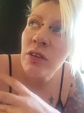 Snapshot of PinkTheHawk chatting on 4, 12, 2025 PinkTheHawk online show from 4, 12, 2025