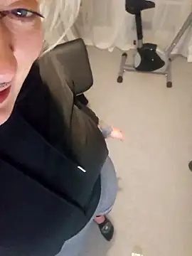 Snapshot of PinkTheHawk chatting on 13, 1, 2026 PinkTheHawk online show from 13, 1, 2026