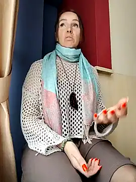 Snapshot of EvaXOAir chatting on 2, 2, 2025 EvaXOAir online show from 2, 2, 2025