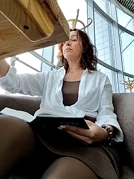 Snapshot of EvaXOAir chatting on 2, 10, 2025 EvaXOAir online show from 2, 10, 2025