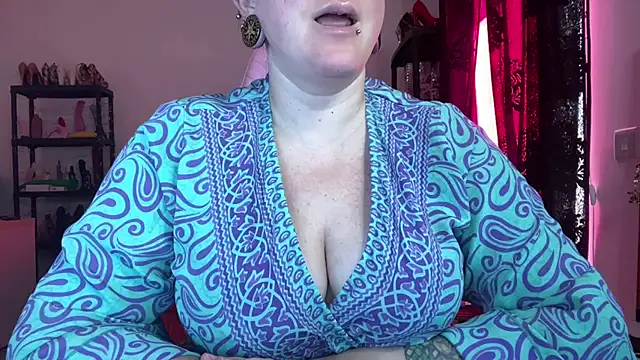Snapshot of kisicaxx chatting on 8, 7, 2026 kisicaxx online show from 8, 7, 2026