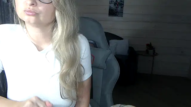 Snapshot of RubiLakros chatting on 21, 10, 2025 RubiLakros online show from 21, 10, 2025