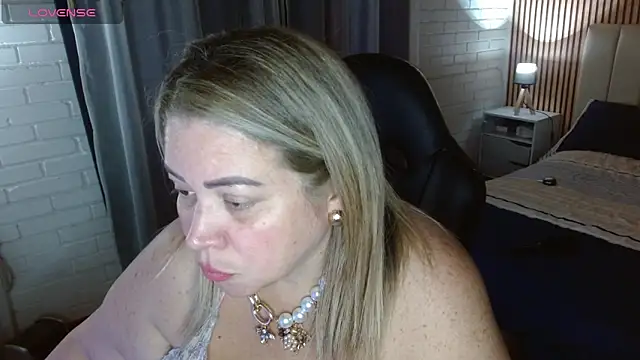 Snapshot of bella_savati chatting on 13, 12, 2025 bella savati online show from 13, 12, 2025