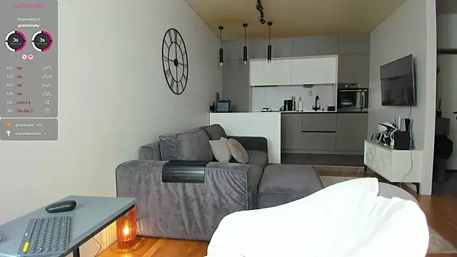 Juicy Bella online show from 13, 4, 2026