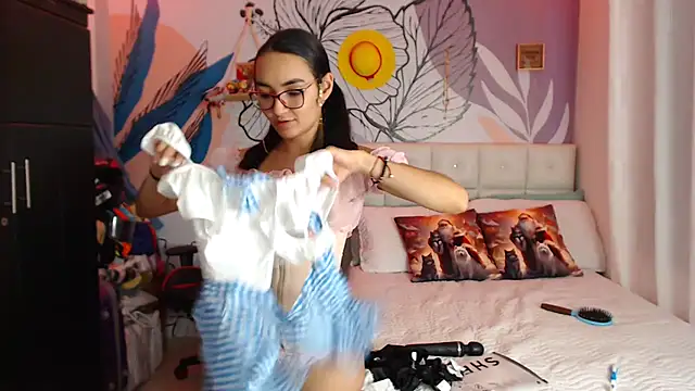 Snapshot of LinzyBaner chatting on 17, 12, 2024 LinzyBaner online show from 17, 12, 2024