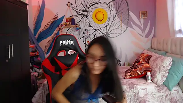 Snapshot of LinzyBaner chatting on 5, 1, 2025 LinzyBaner online show from 5, 1, 2025