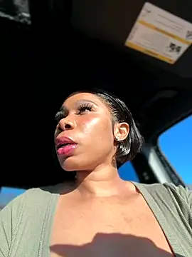 Snapshot of Belle___ chatting on 14, 12, 2025 Belle online show from 14, 12, 2025