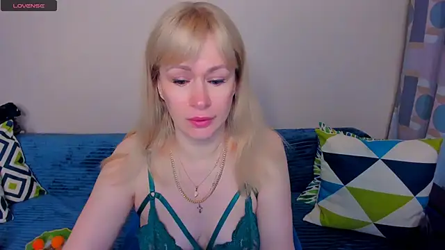 Snapshot of EllenMoore chatting on 10, 6, 2026 EllenMoore online show from 10, 6, 2026