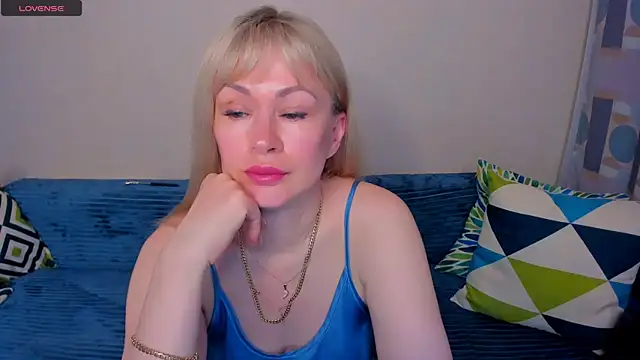 Snapshot of EllenMoore chatting on 4, 7, 2026 EllenMoore online show from 4, 7, 2026