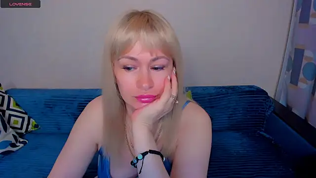 Snapshot of EllenMoore chatting on 5, 7, 2026 EllenMoore online show from 5, 7, 2026