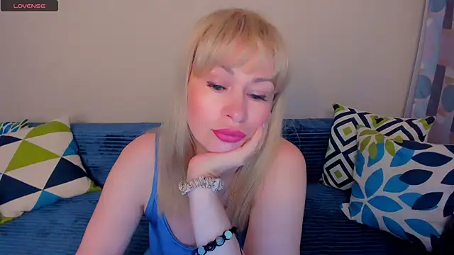 Snapshot of EllenMoore chatting on 25, 7, 2026 EllenMoore online show from 25, 7, 2026
